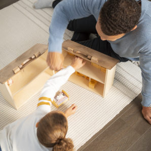 Dollhouses & Doll Furniture